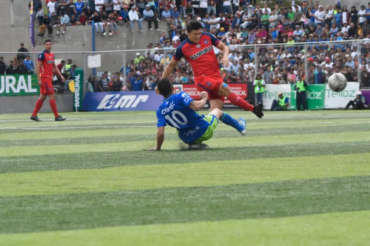 José Mario Rosales y el tico Ronney Mora disputan el balón. Foto: Omar Solís