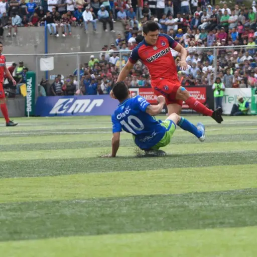 José Mario Rosales y el tico Ronney Mora disputan el balón. Foto: Omar Solís