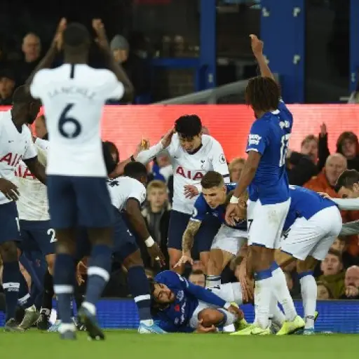 El partido entre el Everton y el Tottenham terminó con el lamentable incidente.