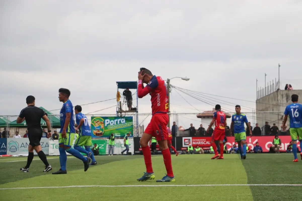 Othoniel Arce se perdió una inmejorable ocasión para empatar el partido. Foto: Omar Solís