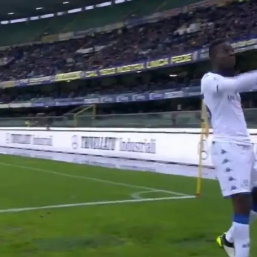 Balotelli se cansó de los insultos racistas y reaccionó contra aficionados ,