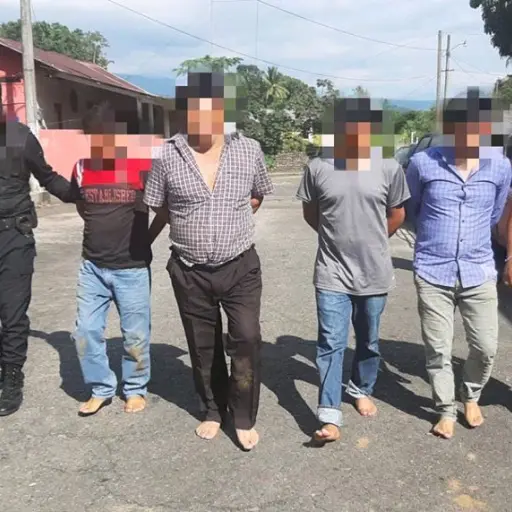 Turba retiene a cuatro en Malacatan