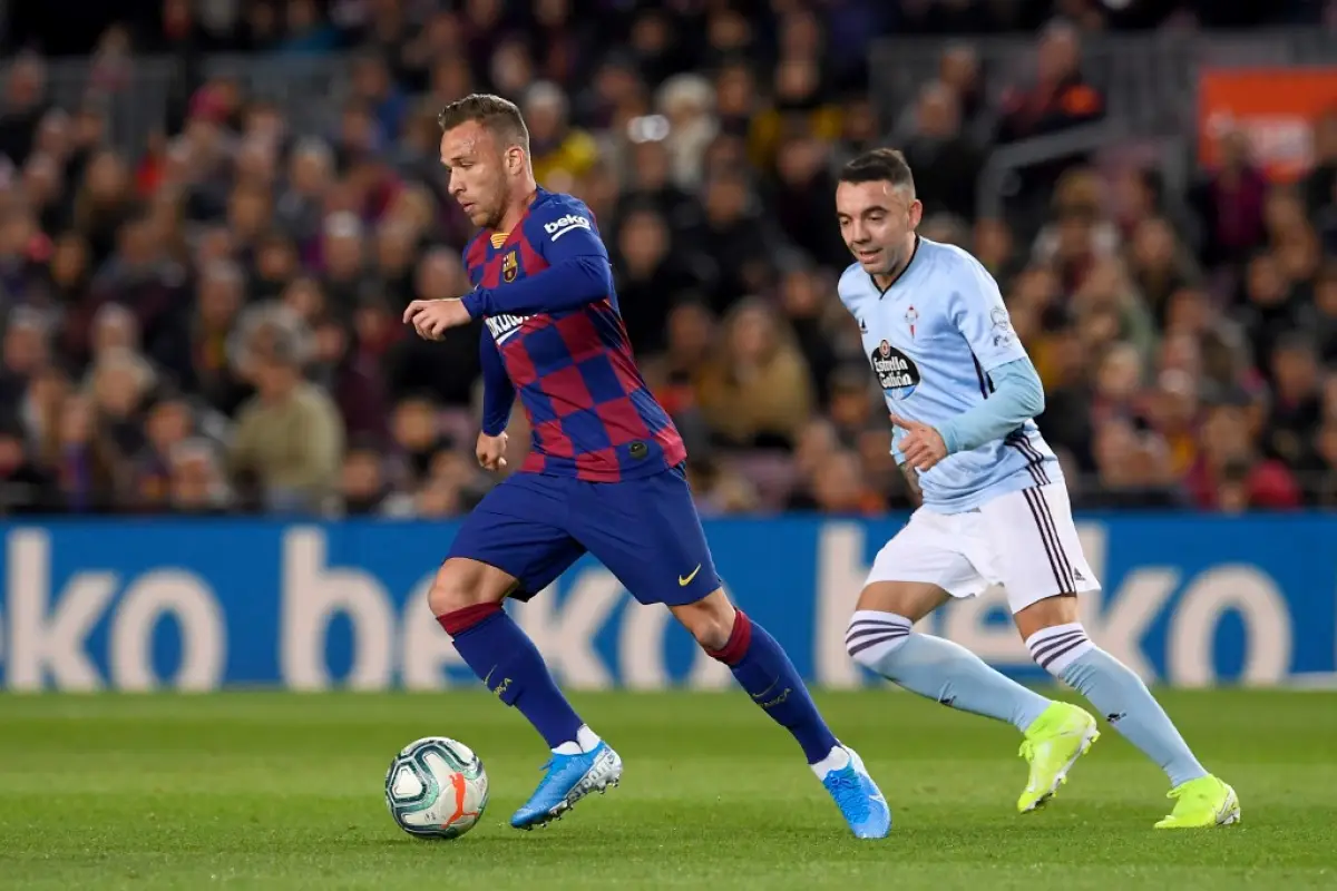 Arthur conduce el balón ante la presencia de un jugador del Celta. Foto: AFP