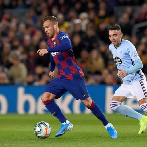 Arthur conduce el balón ante la presencia de un jugador del Celta. Foto: AFP