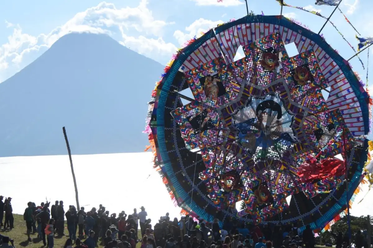 Festival de Barriletes Gigantes en San Andrés Semetabaj, Sololá