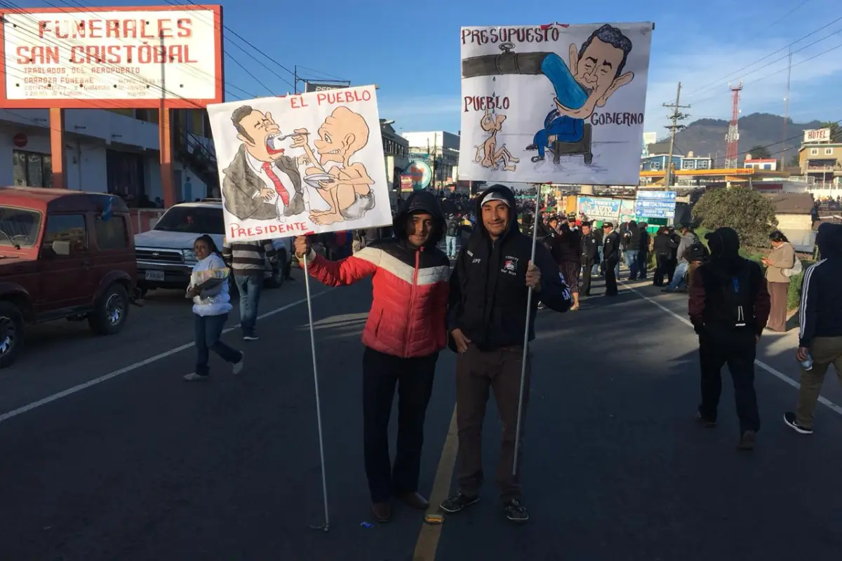 Comunitarios de Totonicapán bloquean la ruta Interamericana. Foto: Alberto Chaclán