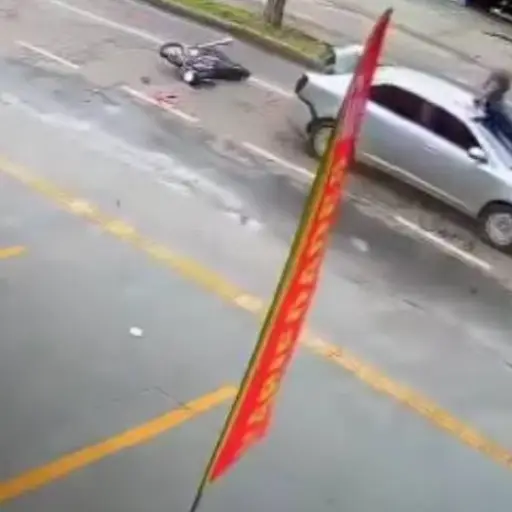 Motorista se estrella contra vehículo y se salva con salto mortal