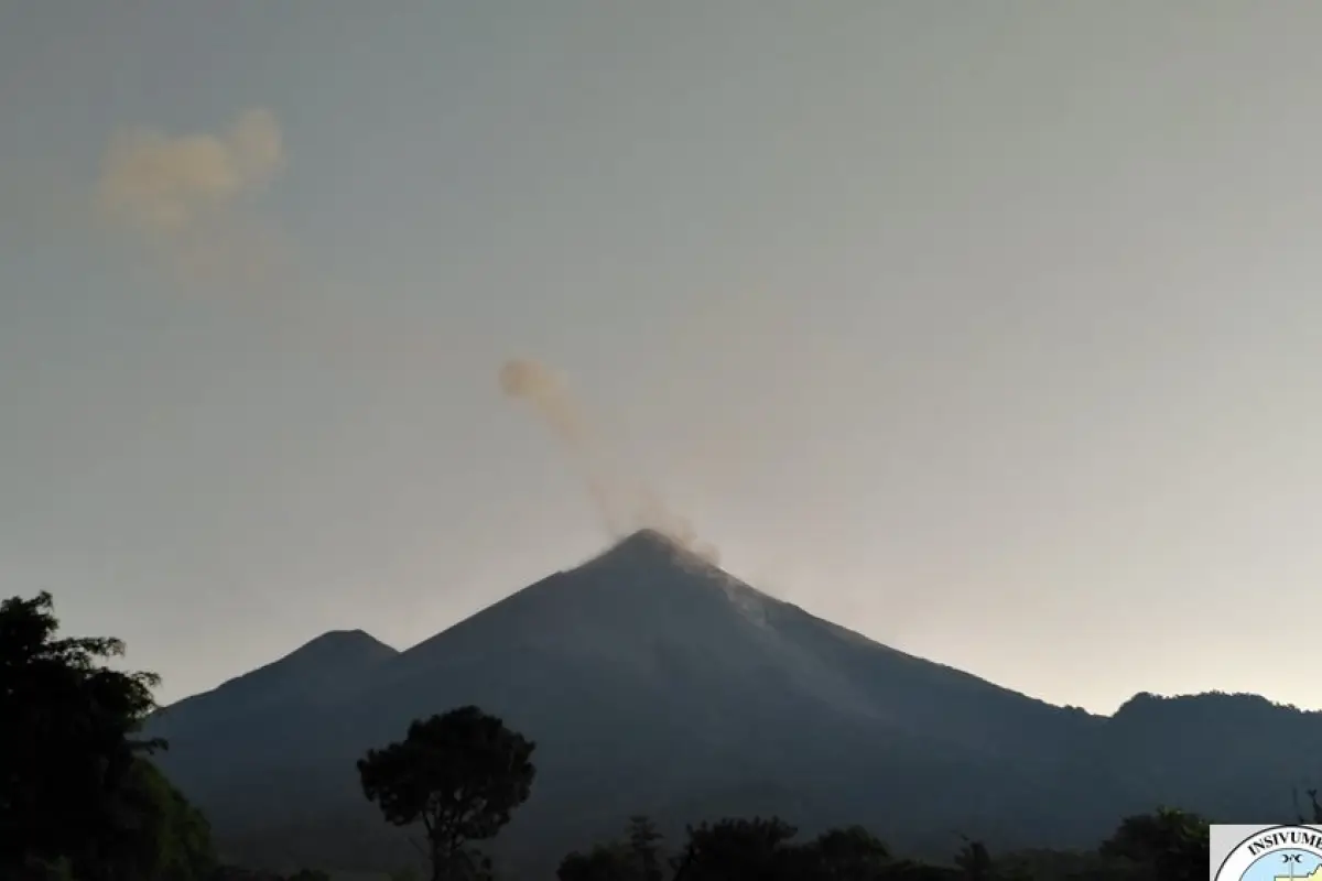 Volcán de Fuego registra hasta 15 explosiones por hora, 