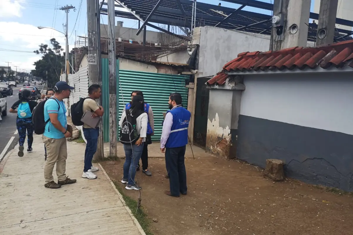 Delegados de la Procuraduría de los Derechos Humanos (PDH) conversan con retornados.