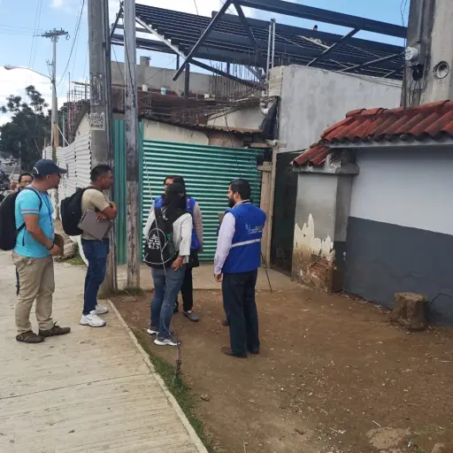 Delegados de la Procuraduría de los Derechos Humanos (PDH) conversan con retornados.
