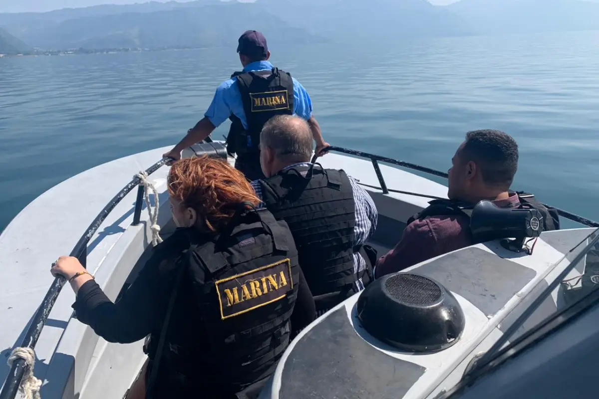 piloto lancha Lago de Atitlán Emisoras Unidas Guatemala, 