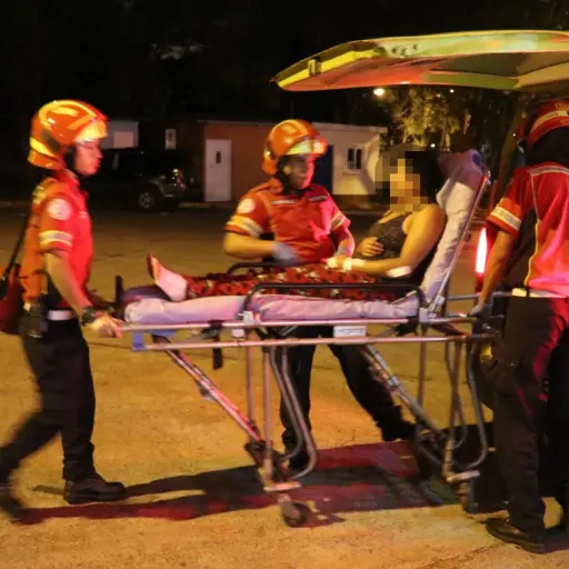 Mujer atacada por dos perros pitbull en Mixco