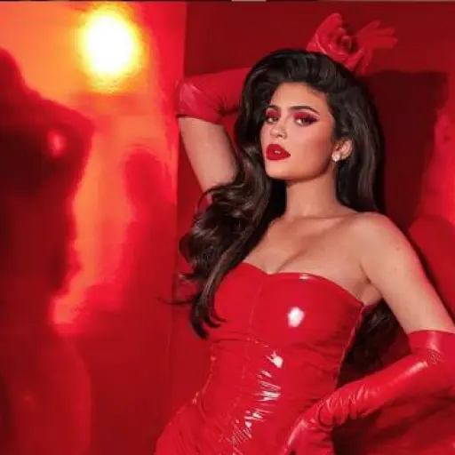 Kylie Jenner se disfraza de regalo navideño con tan sólo un moño