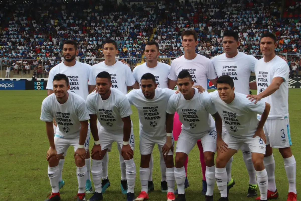 Los seleccionados nacionales en apoyo a Marco Pappa. Foto: Mynor Sandoval