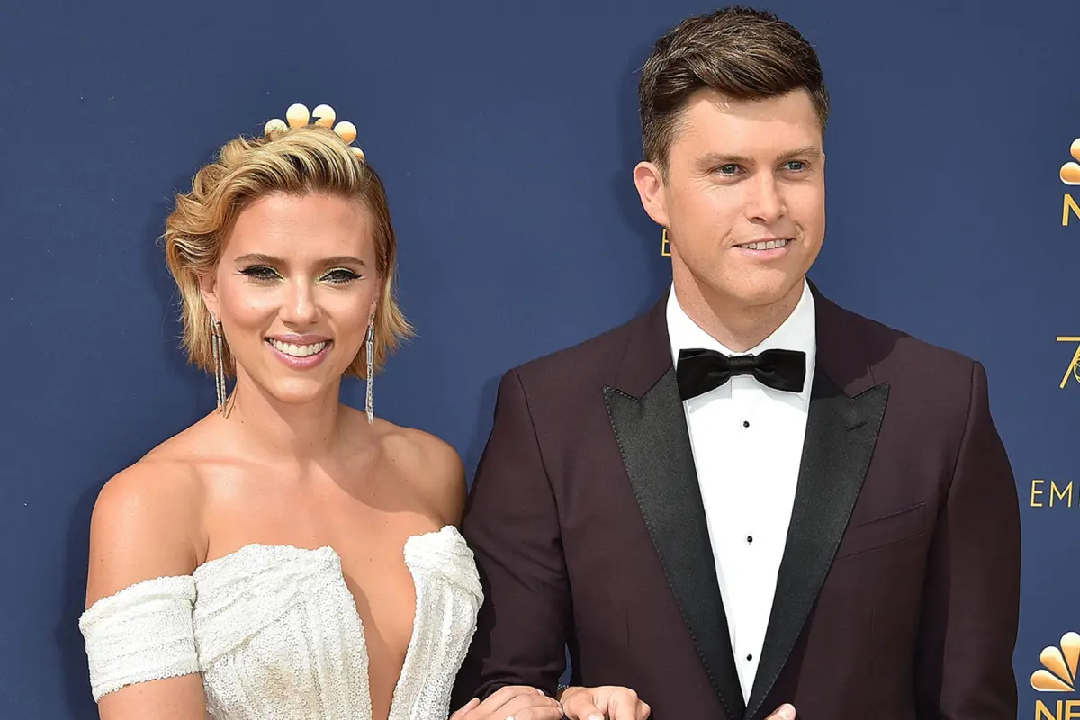 LOS ANGELES, CA - SEPTEMBER 17:  Scarlett Johansson and Colin Jost attend the 70th Emmy Awards - Arrivals at Microsoft Theater on September 17, 2018 in Los Angeles, California.  (Photo by David Crotty/Patrick McMullan via Getty Images)