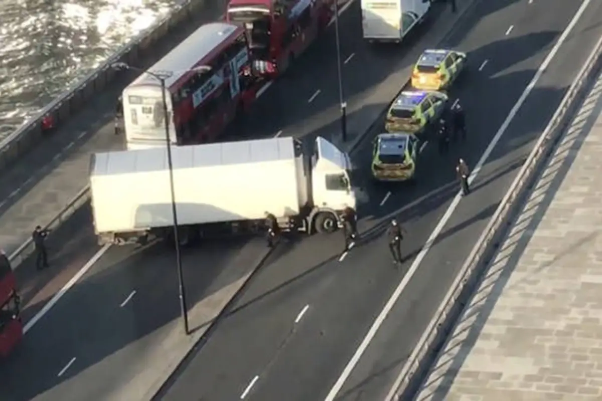 Un detenido tras un incidente con un cuchillo cerca del Puente de Londres, 