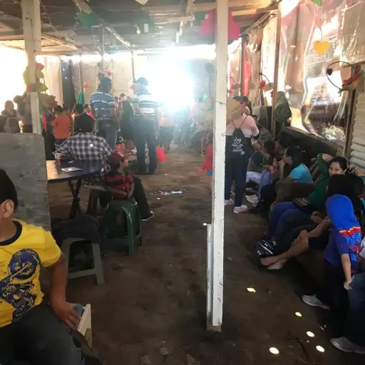 Familias de Peronia demandan vivienda para no pasar Navidad en albergue ,