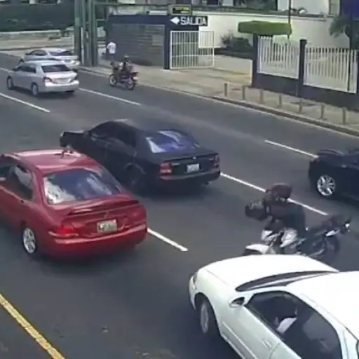 El motorista circulaba por carril inexistente.