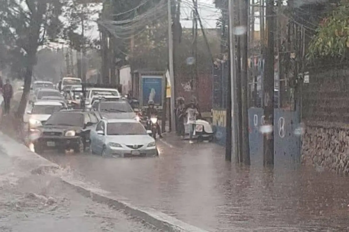 Las lluvias complicaron la circulación vehicular.