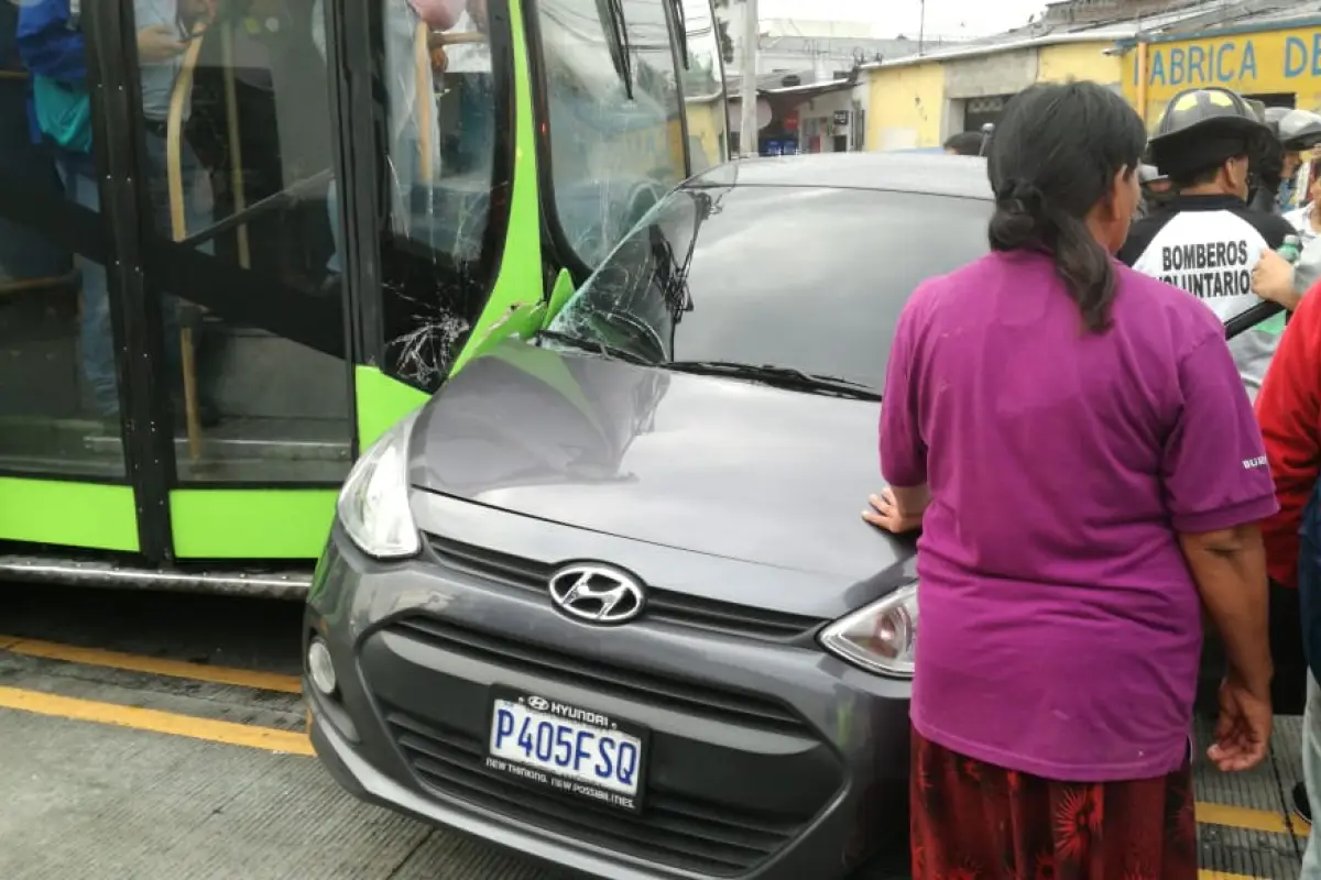 Conductora de vehículo resulta herida al intentar cruzar en vía del Transmetro, 