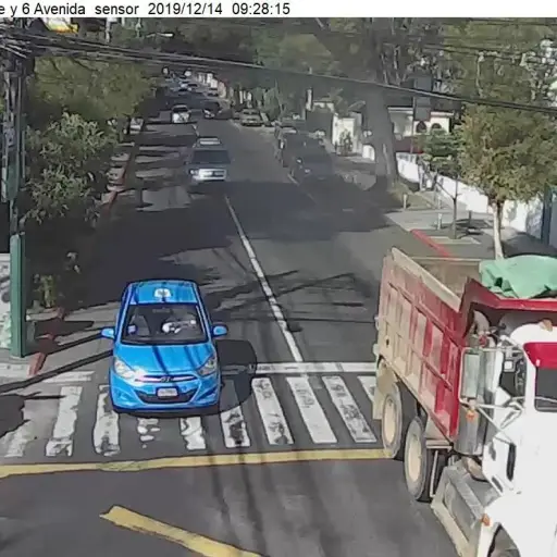 Video del momento en que asaltantes de banco bajan de automóvil