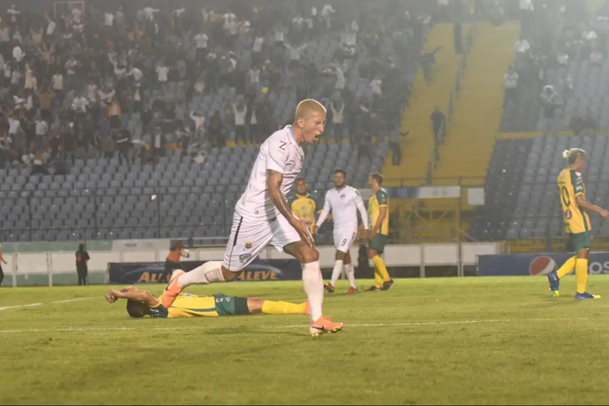 Stheven "el Pelón" Robles celebra a todo pulmón su tanto. Foto: Omar Solís