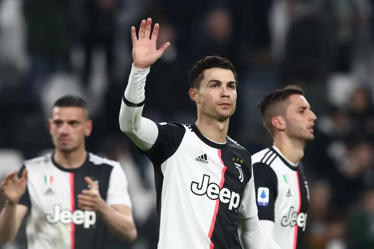 CR7 saluda a la afición en un partido de la Juventus. Foto: AFP