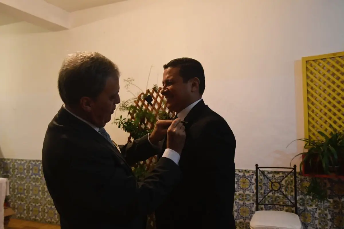 Condecoración Carlos Raúl Morales embajador de España Alfonso Portabales Emisoras Unidas Guatemala, 