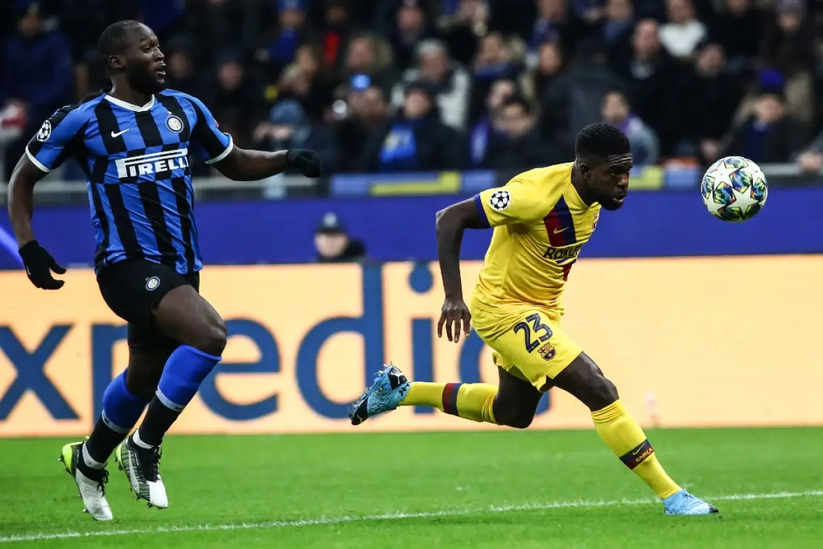 Samuel Umtiti se antepone a Lukaku y le roba el balón. Foto: AFP