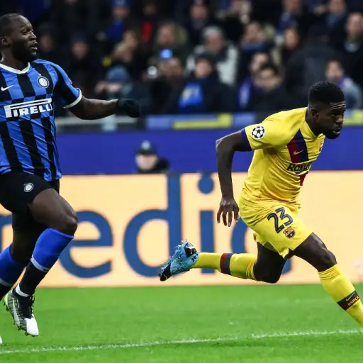 Samuel Umtiti se antepone a Lukaku y le roba el balón. Foto: AFP