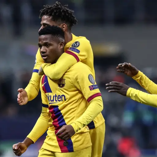 Ansu Fati es abrazado por sus compañeros tras marcar el gol de la victoria frente al Inter. Foto: AFP