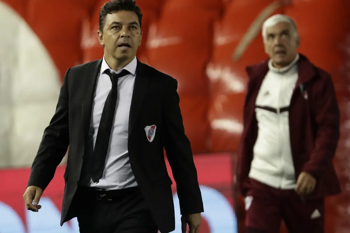 River Plate's team coach Marcelo Gallardo (L) gestures during their Argentina First Division 2019 Superliga Tournament football match  against San Lorenzo, at El Monumental stadium, in Buenos Aires, on December 8, 2019. (Photo by ALEJANDRO PAGNI / AFP)