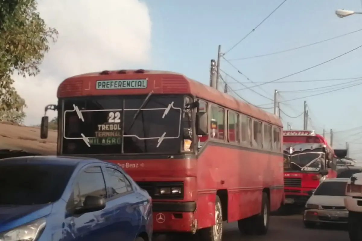 Pilotos de buses de la ruta 22 paralizan el servicio por extorsiones