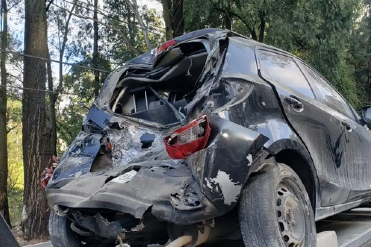 Un video de vigilancia muestra que momentos antes del accidente de esta mañana en Villalobos, el tráiler involucrado se conducía a excesiva velocidad.