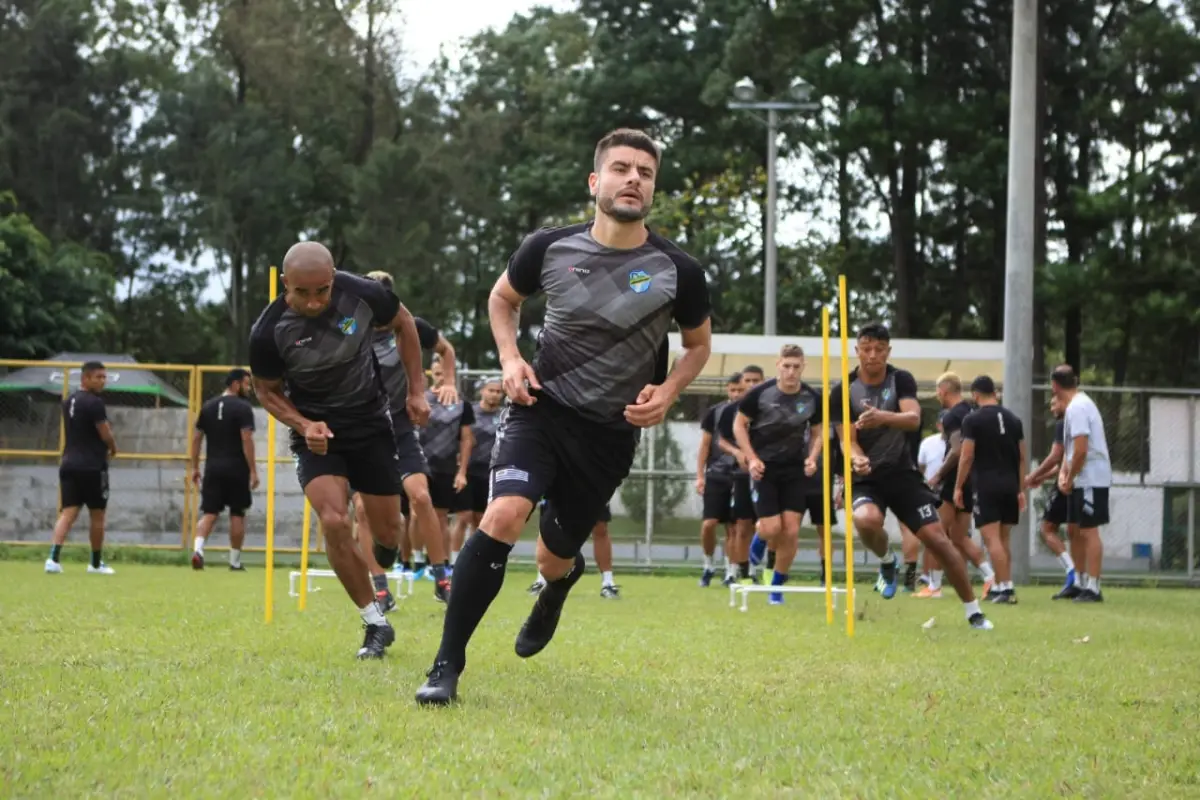 Maximiliano Lombardi durante la última práctica crema previo a la semifinal de ida. Foto: Prensa Comunicaciones