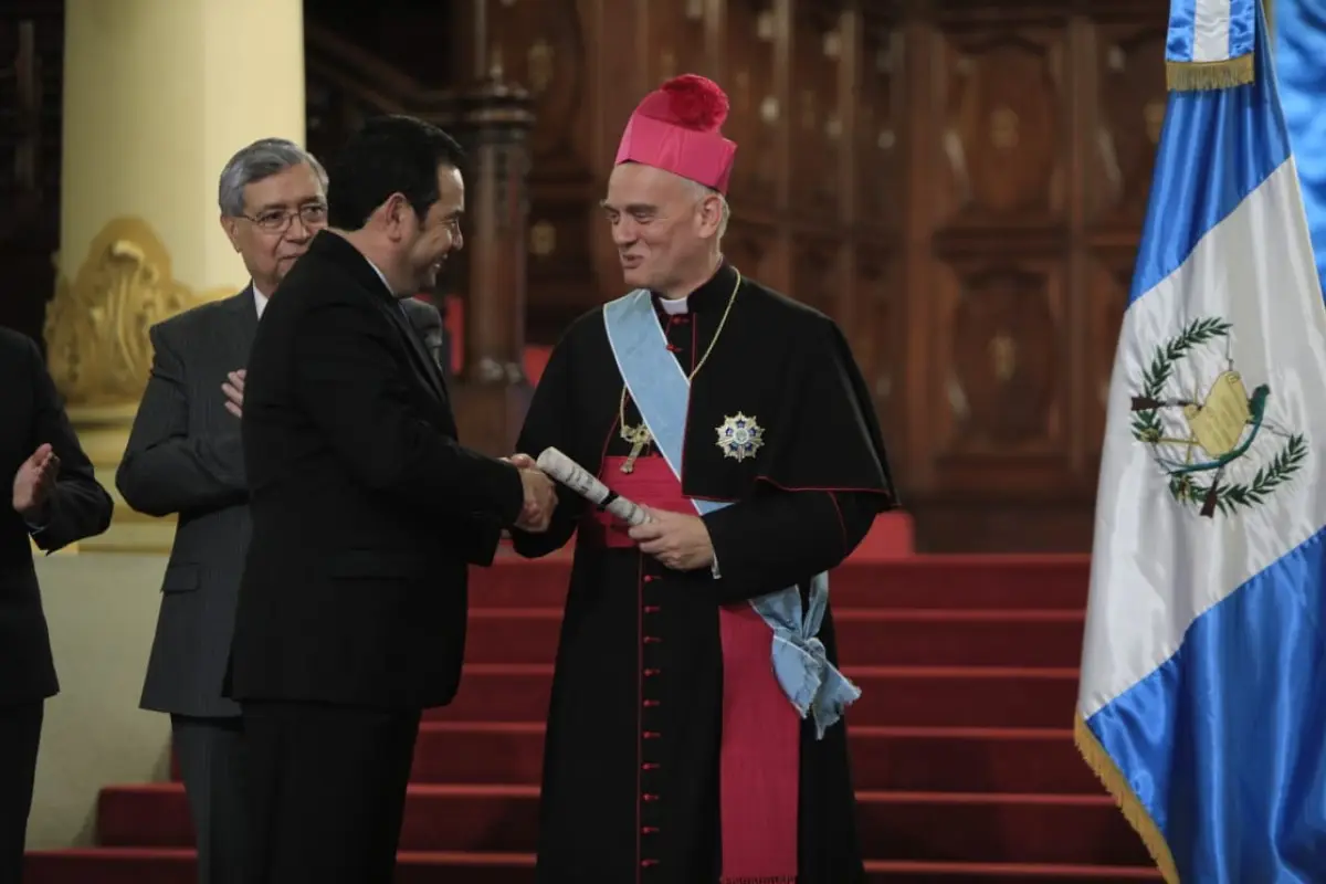 Presidente Jimmy Morales Orden del Quetzal Nuncio Apostólico, Monseñor Nicolas Thevenin, 