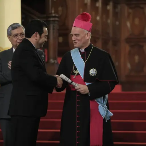 Presidente Jimmy Morales Orden del Quetzal Nuncio Apostólico, Monseñor Nicolas Thevenin ,