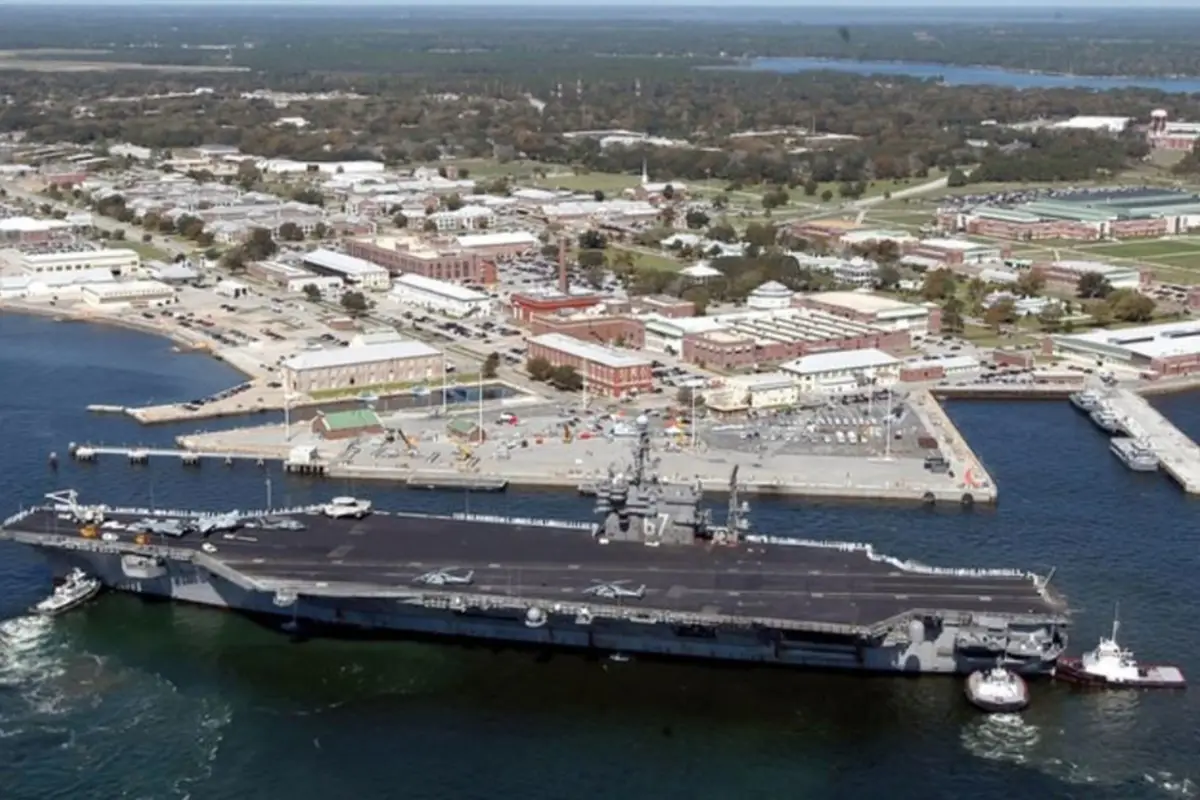 Confirman dos muertes en tiroteo en base naval en Florida, incluido el autor