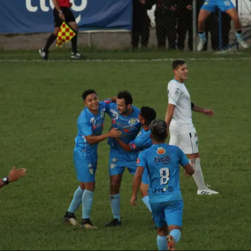 Aslinn Rodas (centro) fue el héroe de Sanarate al marcar el tanto del triunfo. Foto: Rodrigo Rivera