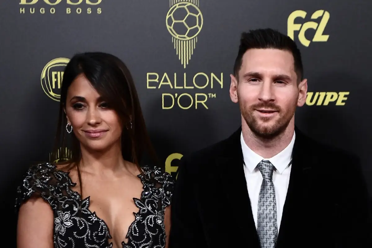 Antonela Roccuzzo junto con Messi en la previa a la gala de France Football. Foto: AFP