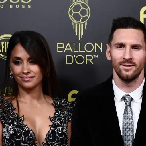 Antonela Roccuzzo junto con Messi en la previa a la gala de France Football. Foto: AFP