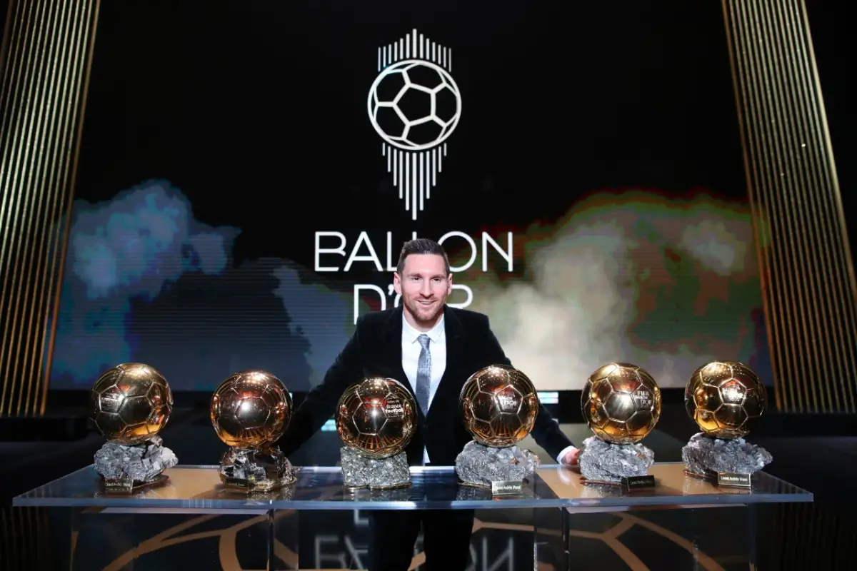 Messi luce los seis Balones de Oro que ha ganado. Foto: AFP