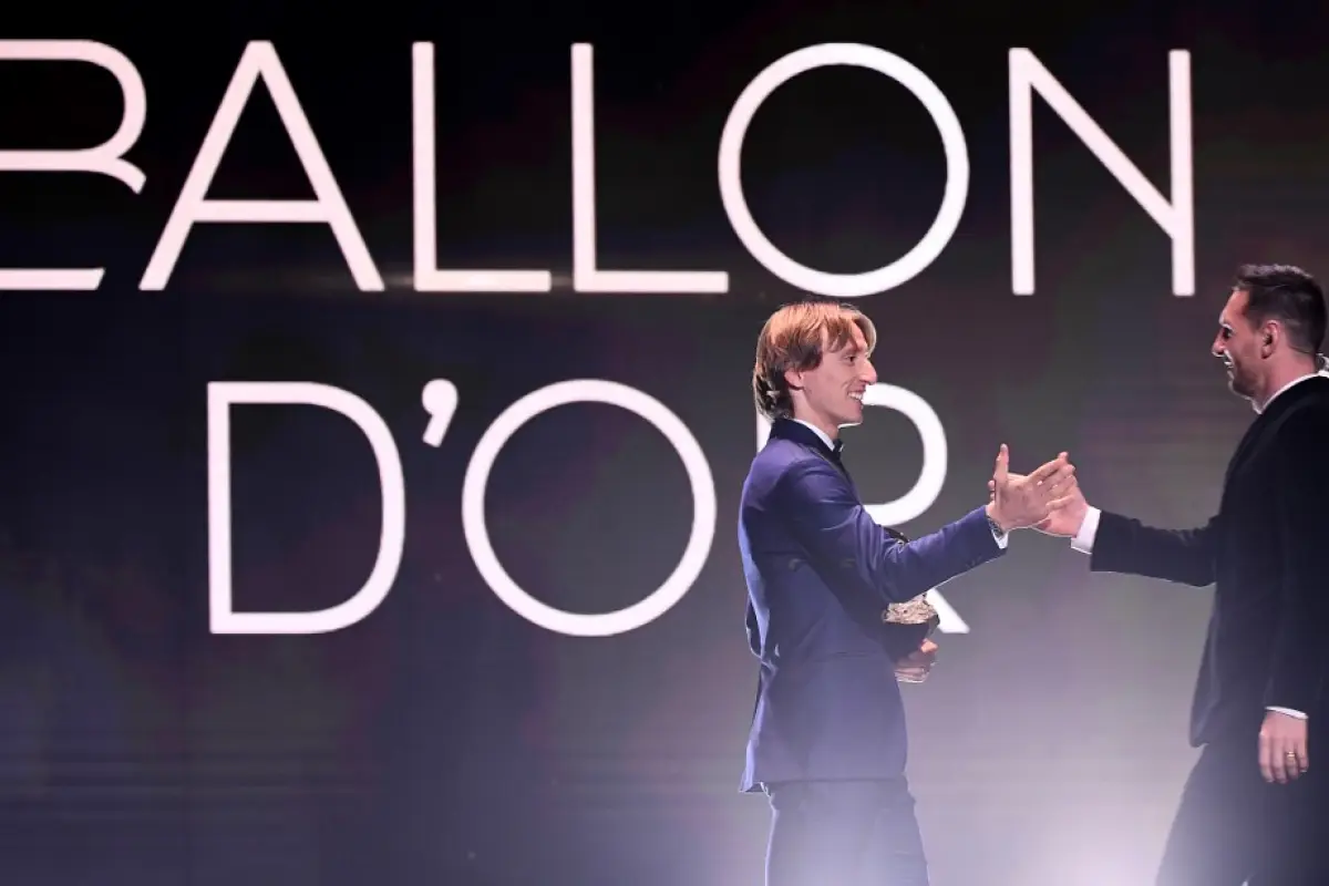 Luka Modric felicitó a Lionel Messi por su sexto Balón de Oro. Foto: AFP