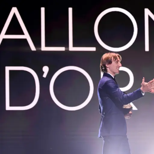 Luka Modric felicitó a Lionel Messi por su sexto Balón de Oro. Foto: AFP