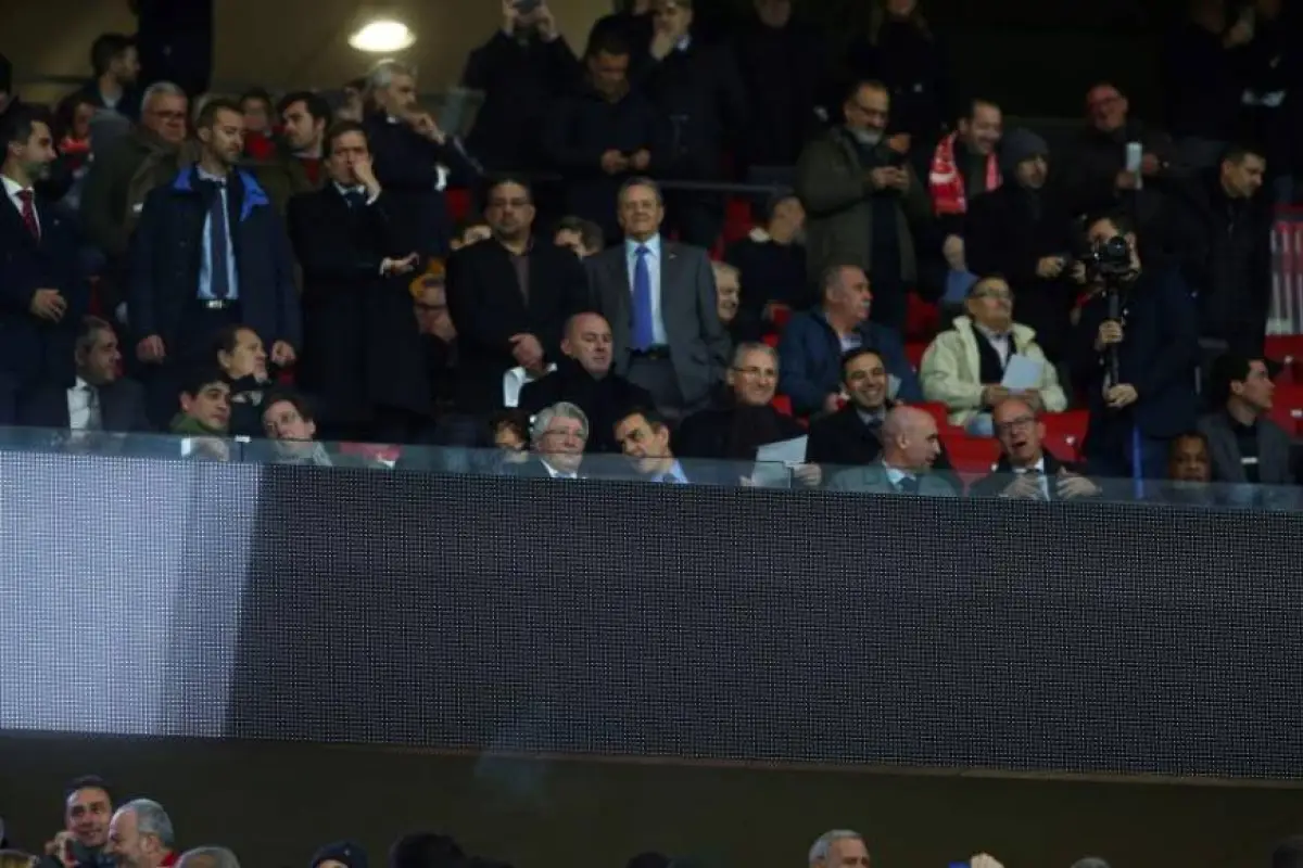 Fue visto en el palco del estadio Wanda Metropolitano.