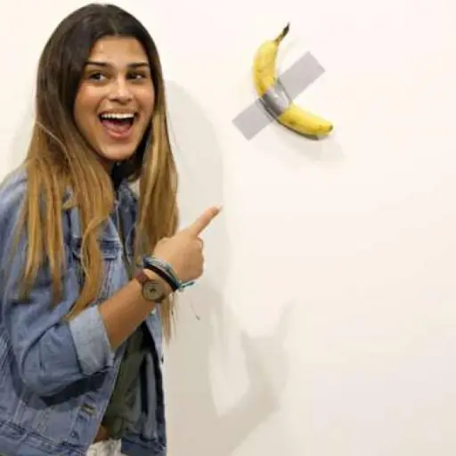 Artista se come un banano que fue vendido por 120 mil dólares ,