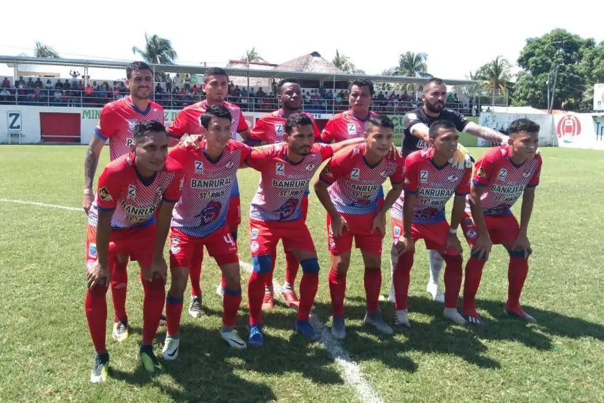 El equipo titular de Iztapa antes de un partido del Torneo Apertura 2019. Foto: Emisoras Unidas