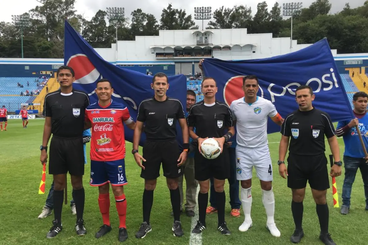 Gerardo Arias y Michael Umaña, antes del juego entre chivos y cremas. Foto: Omar Solís