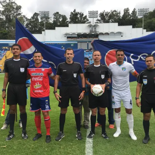 Gerardo Arias y Michael Umaña, antes del juego entre chivos y cremas. Foto: Omar Solís