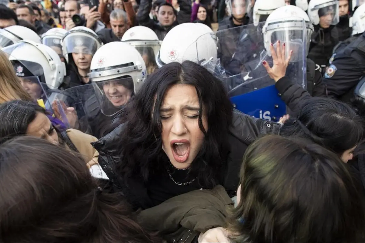 Policía-Turquía-reprime-mujeres-himno-el-violador-eres-tú, 